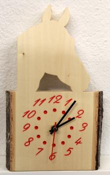 Uhr mit Pferdekopf auf Lindenbrett, ca. 29 x 15 cm
